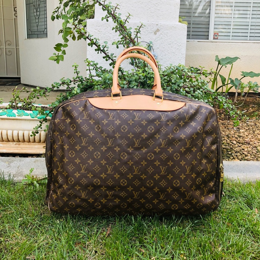 🧳 Authentic Louis Vuitton travel bag/luggage ✈️